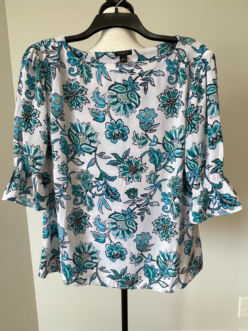 Ann Taylor Factory size Large blue floral top short sleeve flounce work casual